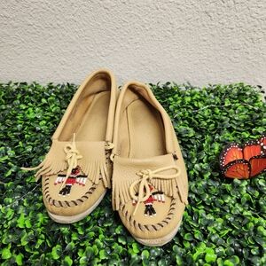 Minnetonka 7.5 Leather Fringed Beaded Thunderbird Accent Whip Stitch Moccasins